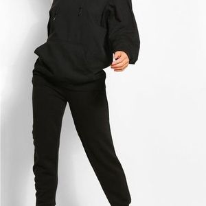 ENTRY PP HOODY AND JOGGER •
SET
Black
